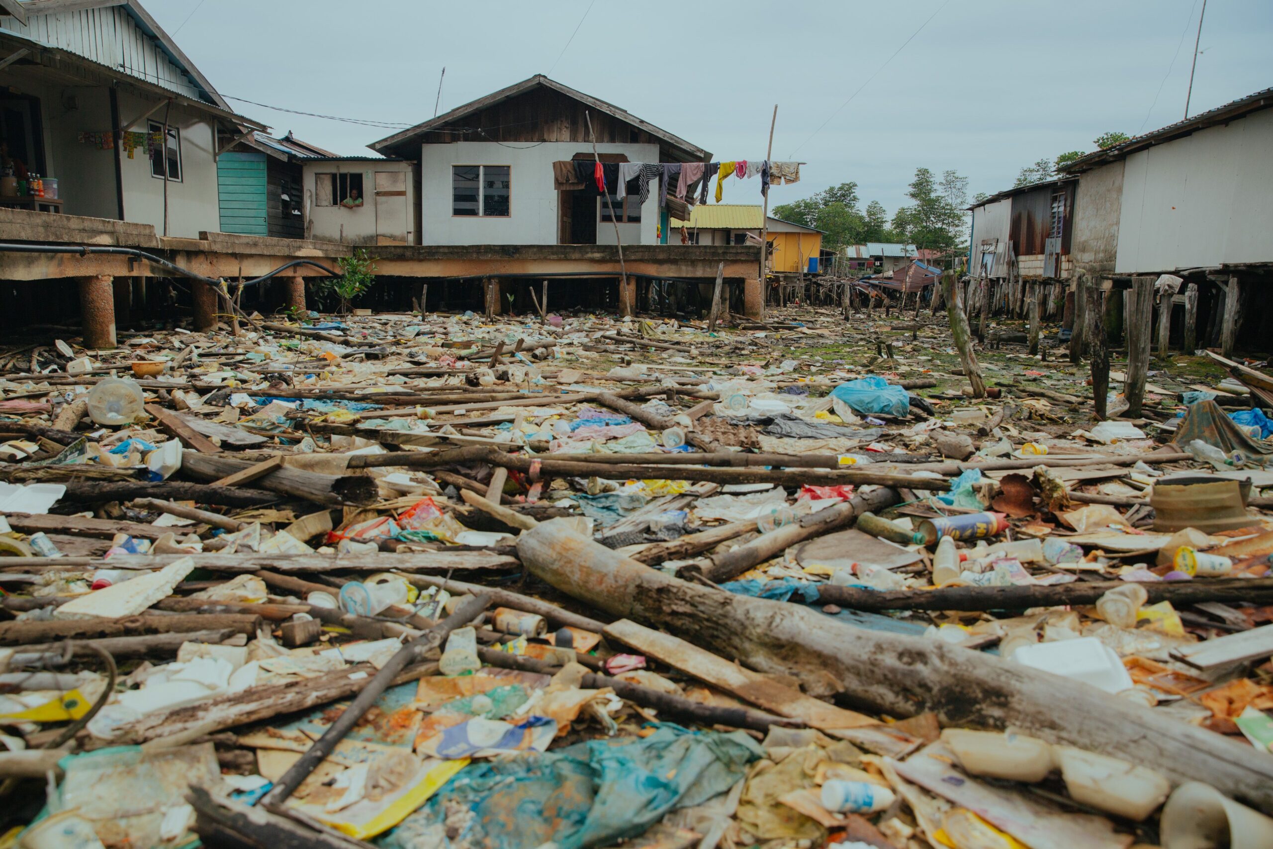 Orang-orang yang berupaya mencegah plastik masuk ke laut
